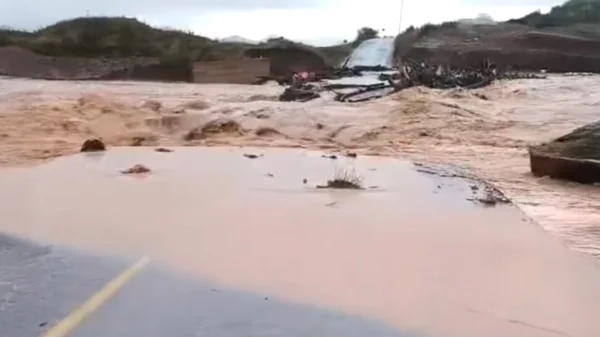 Kακοκαιρία Byron: Πλημμύρισαν τα Φάρσαλα – Υπερχείλισε ο ο ποταμός Ενιπέας – 112 για 5 περιοχές στη Θεσσαλία (βίντεο)