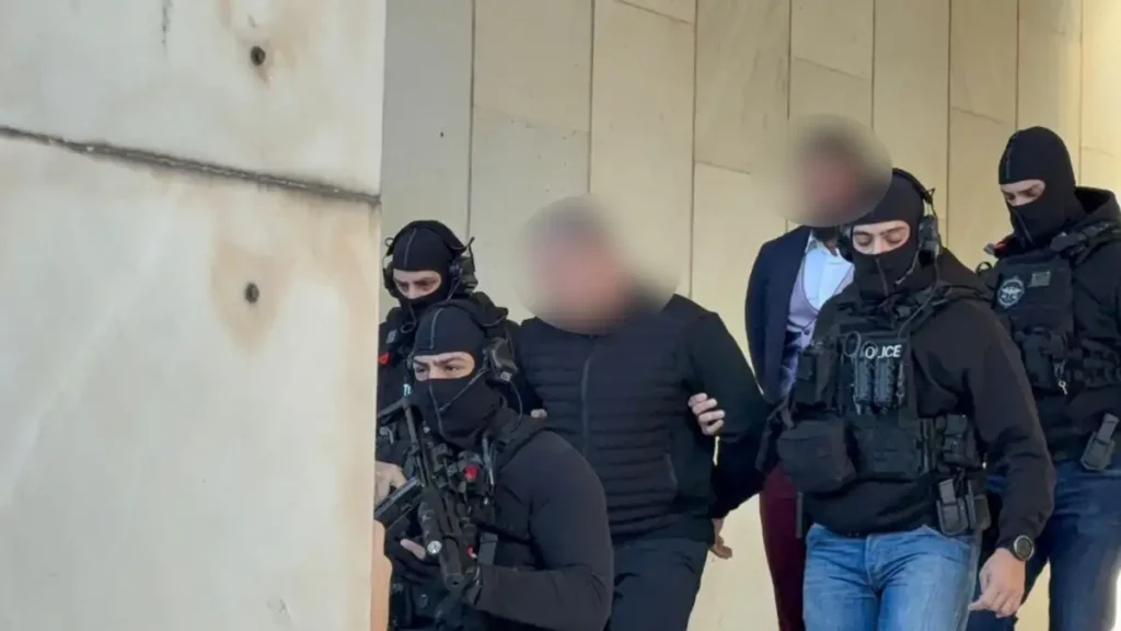 Φοινικούντα: Με δρακόντεια μέτρα ασφαλείας στην Ευελπίδων οι δύο συλληφθέντες για τη δολοφονία του ιδιοκτήτη του κάμπινγκ – «Αρνείται τις κατηγορίες», ο ανιψιός του θύματος