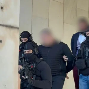 Φοινικούντα: Με δρακόντεια μέτρα ασφαλείας στην Ευελπίδων οι δύο συλληφθέντες για τη δολοφονία του ιδιοκτήτη του κάμπινγκ – «Αρνείται τις κατηγορίες», ο ανιψιός του θύματος