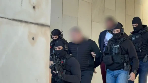 Φοινικούντα: Με δρακόντεια μέτρα ασφαλείας στην Ευελπίδων οι δύο συλληφθέντες για τη δολοφονία του ιδιοκτήτη του κάμπινγκ – «Αρνείται τις κατηγορίες», ο ανιψιός του θύματος