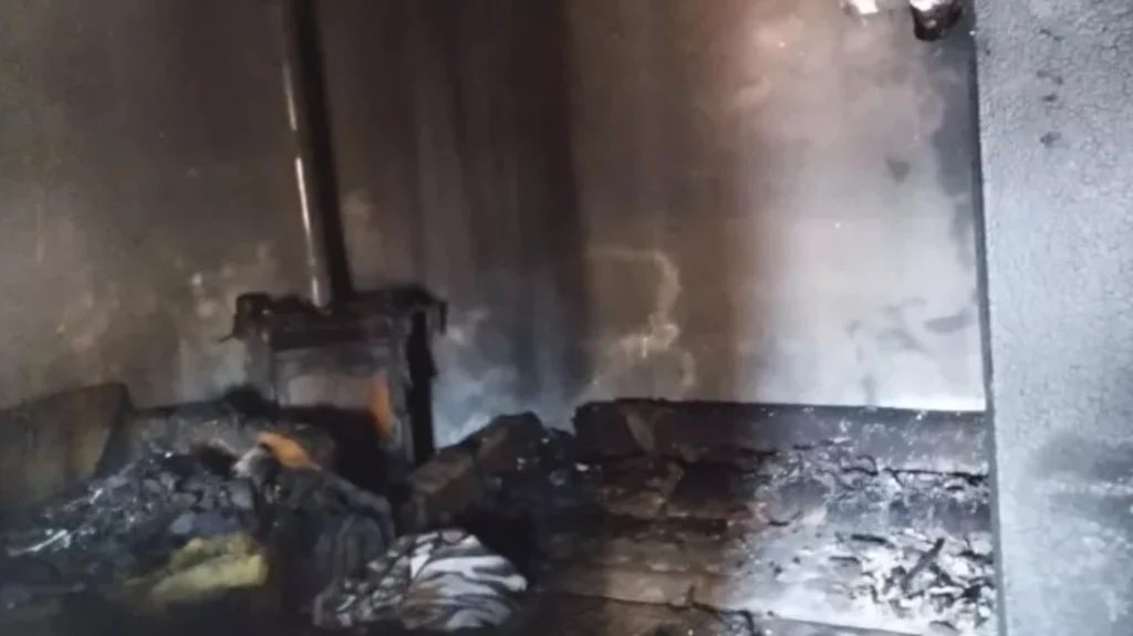 Ροδόπη: Από την ξυλόσομπα πήρε φωτιά το σπίτι που έγινε η τραγωδία με το νεκρό παιδί – Σε σοβαρή κατάσταση το 6χρονο αδελφάκι του – Με εγκαύματα και ο πατέρας (βίντεο)