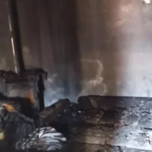 Ροδόπη: Από την ξυλόσομπα πήρε φωτιά το σπίτι που έγινε η τραγωδία με το νεκρό παιδί – Σε σοβαρή κατάσταση το 6χρονο αδελφάκι του – Με εγκαύματα και ο πατέρας (βίντεο)
