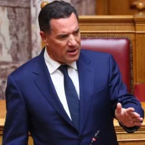 Ένταση στη Βουλή με Γεωργιάδη και βουλευτές ΠΑΣΟΚ και ΣΥΡΙΖΑ: Οι Γκρούεζες, ο άχαστος, ο Χουντίνι και οι ανόητοι της Αριστεράς