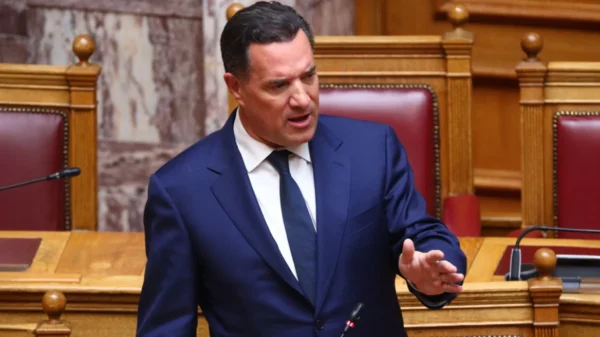 Ένταση στη Βουλή με Γεωργιάδη και βουλευτές ΠΑΣΟΚ και ΣΥΡΙΖΑ: Οι Γκρούεζες, ο άχαστος, ο Χουντίνι και οι ανόητοι της Αριστεράς