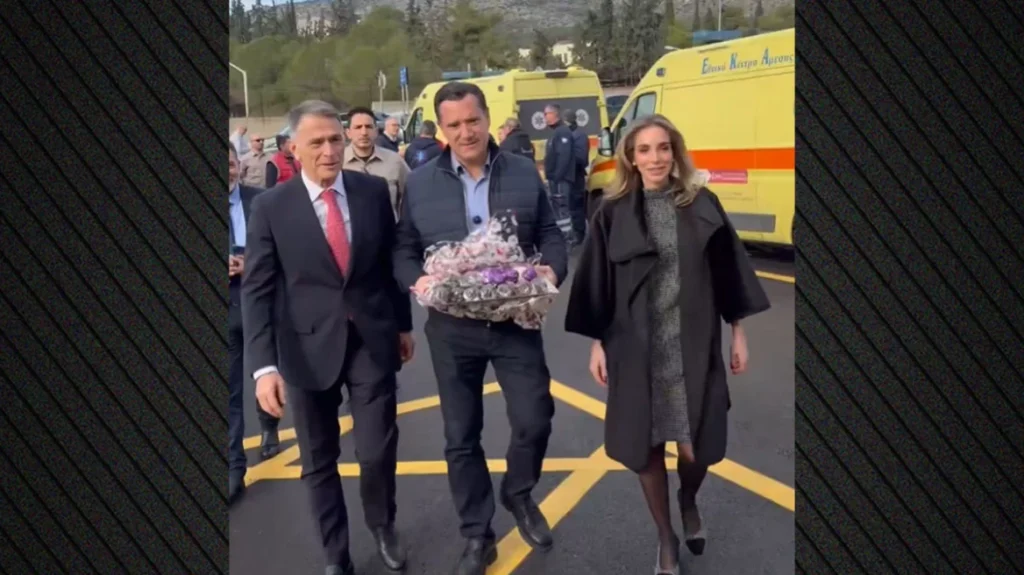 Άδωνις Γεωργιάδης: Επισκέφτηκε εφημερεύοντα νοσοκομεία ανήμερα των Χριστουγέννων και κέρασε γλυκά τους εργαζόμενους στο ΕΣΥ – Βίντεο