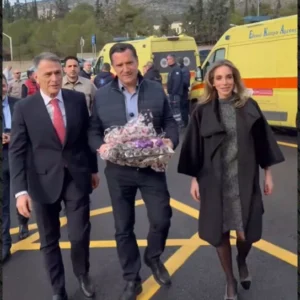 Άδωνις Γεωργιάδης: Επισκέφτηκε εφημερεύοντα νοσοκομεία ανήμερα των Χριστουγέννων και κέρασε γλυκά τους εργαζόμενους στο ΕΣΥ – Βίντεο