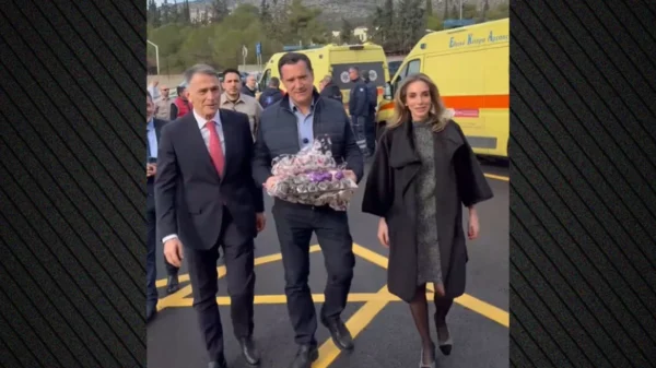 Άδωνις Γεωργιάδης: Επισκέφτηκε εφημερεύοντα νοσοκομεία ανήμερα των Χριστουγέννων και κέρασε γλυκά τους εργαζόμενους στο ΕΣΥ – Βίντεο