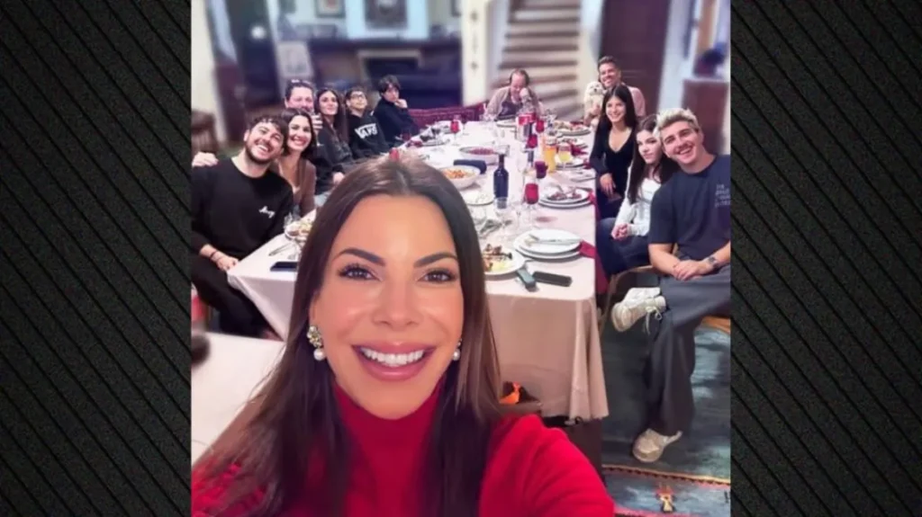 Ο Γιάννης Πάριος με 4 γιούς , 4 εγγόνια,3 νύφες και 2 σκυλιά στο Χριστουγεννιάτικο τραπέζι