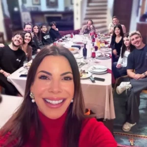 Ο Γιάννης Πάριος με 4 γιούς , 4 εγγόνια,3 νύφες και 2 σκυλιά στο Χριστουγεννιάτικο τραπέζι