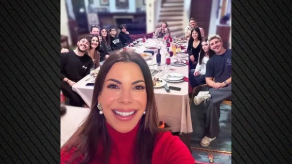 Ο Γιάννης Πάριος με 4 γιούς , 4 εγγόνια,3 νύφες και 2 σκυλιά στο Χριστουγεννιάτικο τραπέζι