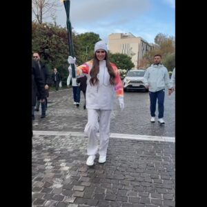 Η Κίμπερλι Γκιλφόιλ έτρεξε από την Ακρόπολη έως το Καλλιμάρμαρο στη λαμπαδηδρομία για τους Χειμερινούς Ολυμπιακούς Αγώνες (βίντεο)