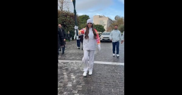 Η Κίμπερλι Γκιλφόιλ έτρεξε από την Ακρόπολη έως το Καλλιμάρμαρο στη λαμπαδηδρομία για τους Χειμερινούς Ολυμπιακούς Αγώνες (βίντεο)