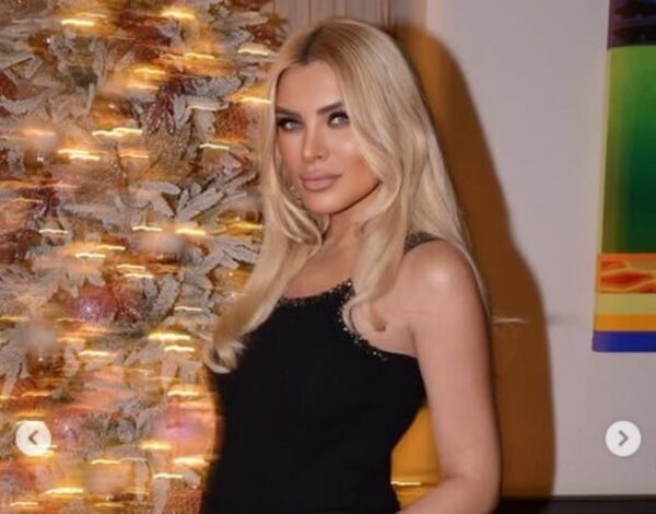 Kατερίνα Κανούργιου: Νέες φωτογραφίες από το στολισμένο σαλόνι του σπιτιού της