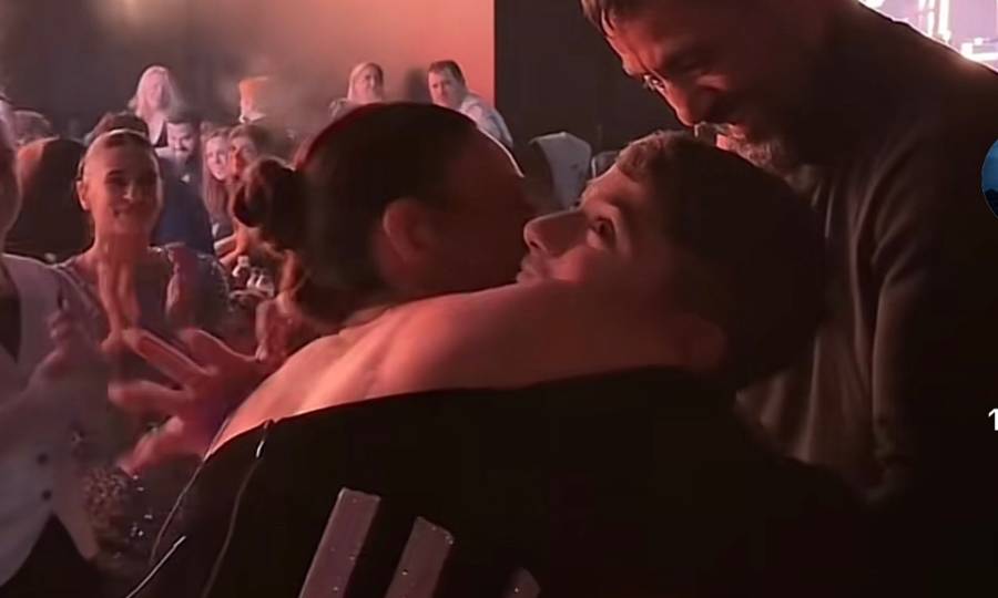 Κέλλυ Κελεκίδου: Το συγκινητικό βίντεο με τον μικρό Γιαννάκη του ΠΑΟΚ να ερμηνεύει μαζί της Βασίλη Καρρά (βίντεο)