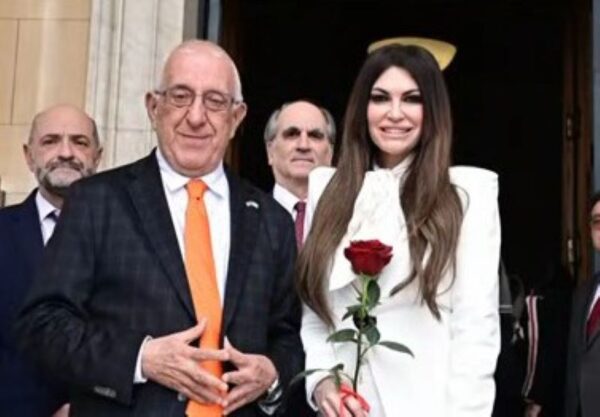 Στη Βουλή η Κίμπερλι Γκίλφοϊλ – Με κόκκινο τριαντάφυλλο την υποδέχθηκε ο Νικήτας Κακλαμάνης