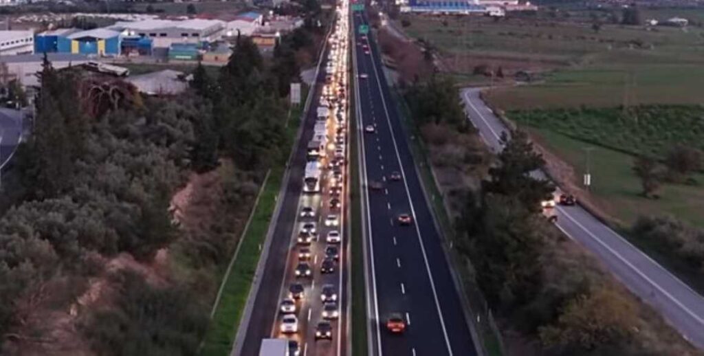 Αγροτικά μπλόκα: Μετ εμποδίων, με ταλαιπωρία και καθυστερήσεις  η έξοδος των εκδρομέων για τα Χριστούγεννα  – Ουρές χιλιομέτρων στις Εθνικές Οδούς (βίντεο)