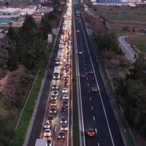 Αγροτικά μπλόκα: Μετ εμποδίων και με ταλαιπωρία η έξοδος των εκδρομέων για τα Χριστούγεννα  – Ουρές χιλιομέτρων στις Εθνικές Οδούς (βίντεο)