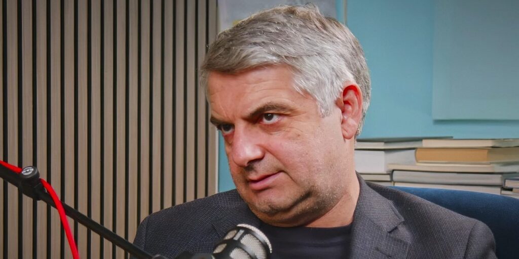 «Ομάδα Αλήθειας» για αιχμές Κωνσταντινόπουλου κατά Ανδρουλάκη: «Αυτή τη φορά του το φέρνουν γλυκά» (βίντεο)