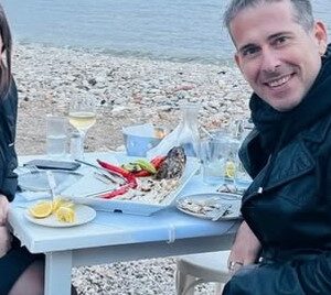 Ρομαντικό ενσταντανέ δίπλα στη θάλασσα  για για Ζωή Κωνσταντοπούλου και Διαμαντή Καραναστάση