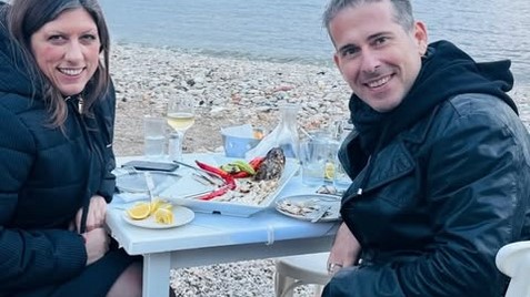 Ρομαντικό ενσταντανέ δίπλα στη θάλασσα  για για Ζωή Κωνσταντοπούλου και Διαμαντή Καραναστάση