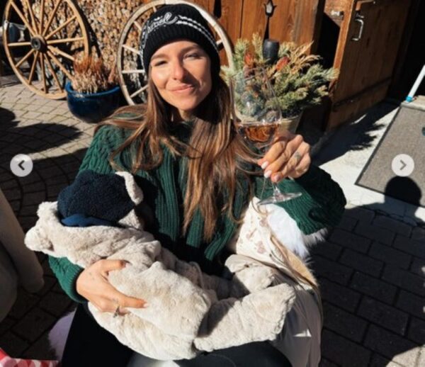 Εριέττα Κούρκουλου: Η φωτογραφία του ενός έτους γιού της κάτω από το χριστουγεννιάτικο δέντρο