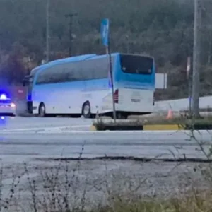Κοζάνη: Λεωφορείο με 25 εργαζομένους της ΔΕΗ εξετράπη όταν ο οδηγός πέθανε πάνω στο τιμόνι. Επιβάτης ακινητοποίησε το όχημα (βίντεο)