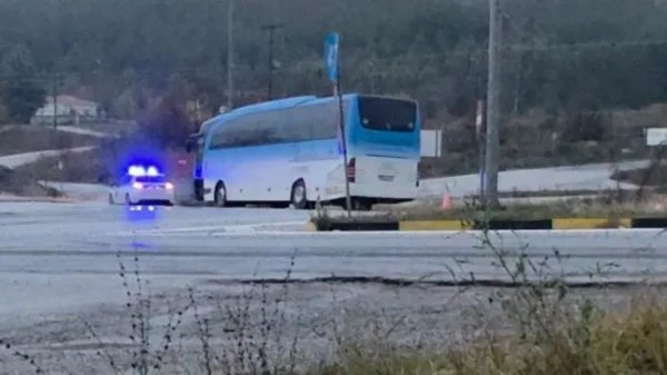 Κοζάνη: Λεωφορείο με 25 εργαζομένους της ΔΕΗ εξετράπη όταν ο οδηγός πέθανε πάνω στο τιμόνι. Επιβάτης ακινητοποίησε το όχημα (βίντεο)