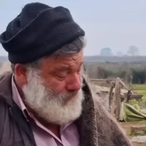 «Τα φύλαξα από την πείνα και τους λύκους», λέει κλαίγοντας κτηνοτρόφος για τα 450 πρόβατα του που θα θανατωθούν λόγω της ευλογιάς (βίντεο)