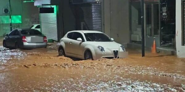 Κακοκαιρία Byron: Πλημμύρες σε Μάνδρα, Μέγαρα, Ελευσίνα – Απεγκλωβισμοί κατοίκων – Απαγόρευση κυκλοφορίας (βίντεο)