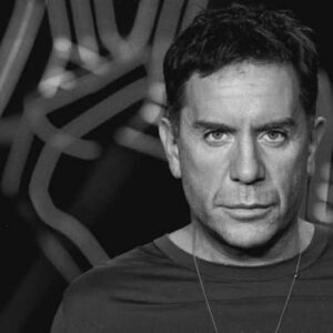 O Γιώργος Μαζωνάκης βγήκε έξω από το νυχτερινό κέντρο όπου τραγουδάει για να χαιρετήσει τους θαυμαστές του – Βίντεο