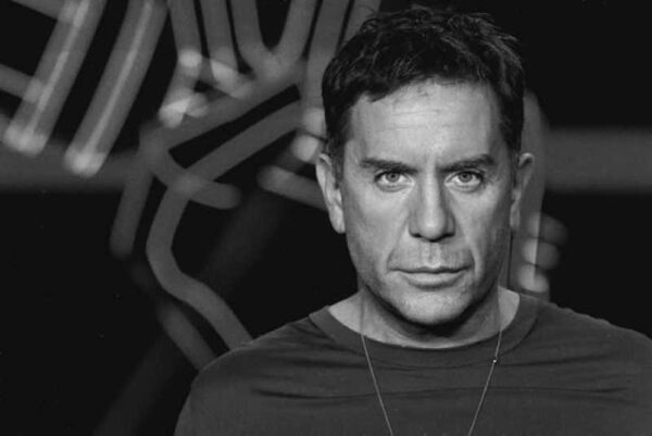 O Γιώργος Μαζωνάκης βγήκε έξω από το νυχτερινό κέντρο όπου τραγουδάει για να χαιρετήσει τους θαυμαστές του – Βίντεο