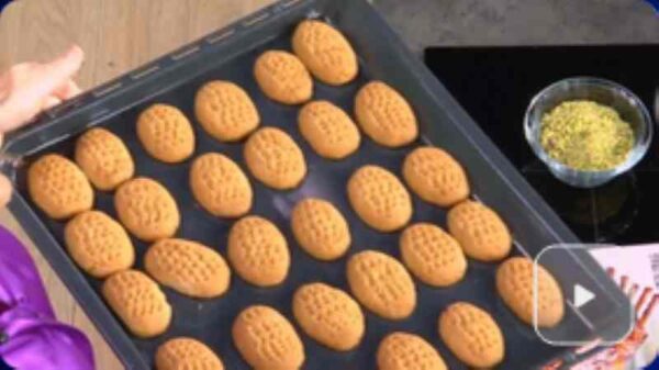 Η Αργυρώ Μπαρμπαρίγου μας ετοιμάζει μελομακάρονα