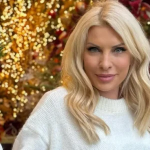 Ελένη Μενεγάκη: Ποζάρει με γιορτινή διάθεση μπροστά από το Χριστουγεννιάτικο δένδρο