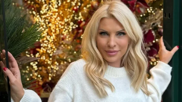 Ελένη Μενεγάκη: Ποζάρει με γιορτινή διάθεση μπροστά από το Χριστουγεννιάτικο δένδρο