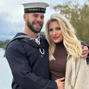 Ελένη Μενεγάκη : Σύσσωμη η οικογένεια στην ορκωμοσία του Άγγελου Λάτσιου στο Ναυτικό – Φωτογραφίες