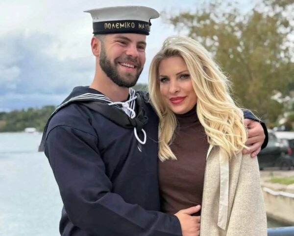 Ελένη Μενεγάκη : Σύσσωμη η οικογένεια στην ορκωμοσία του Άγγελου Λάτσιου στο Ναυτικό – Φωτογραφίες