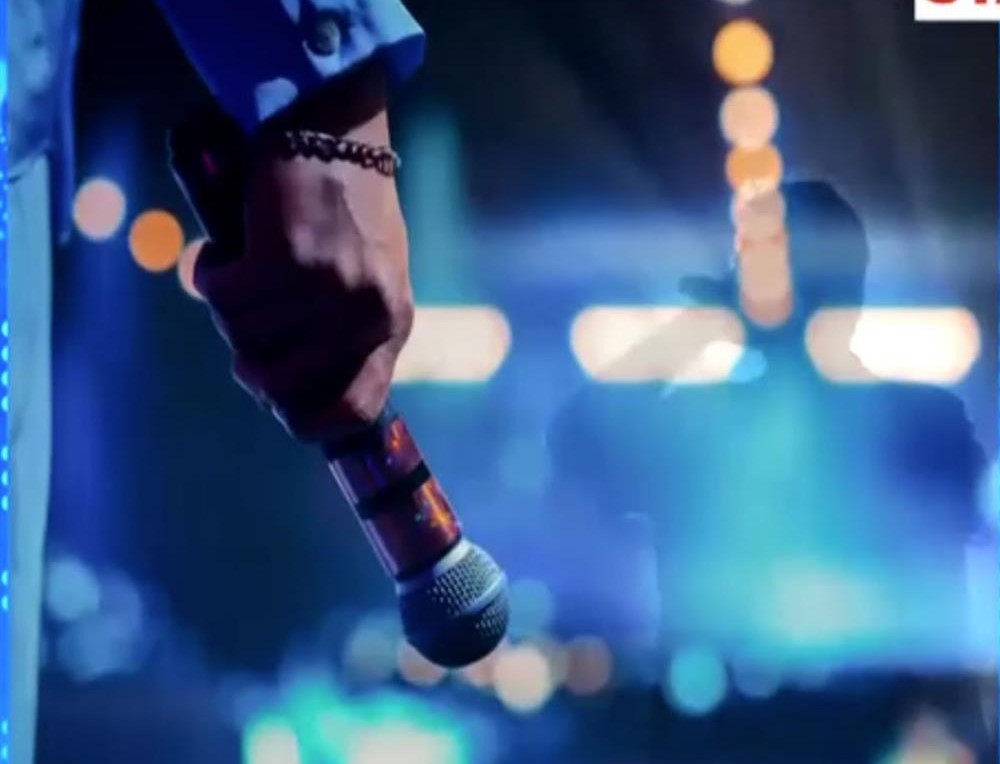 Η ανάρτηση “φωτιά” από τον άνδρα που ετοιμάζεται να καταγγείλει τον πασίγνωστο τραγουδιστή για σεξουαλική παρενόχληση