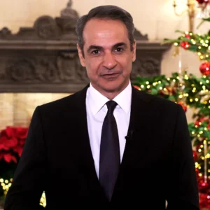 Μητσοτάκης: Να υποδεχτούμε με αυτοπεποίθηση και αισιοδοξία την αυγή του νέου έτους