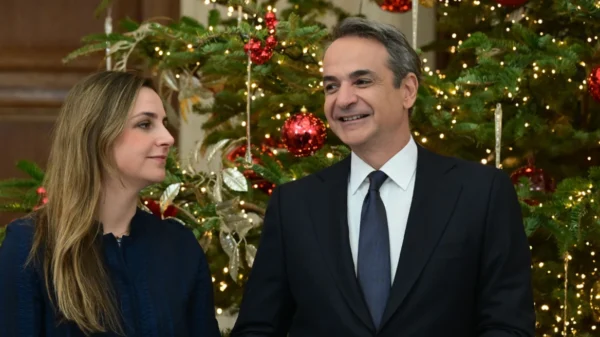 Τα πρωτοχρονιάτικα κάλαντα στον  Μητσοτάκη από την Ένωση Λιοσιωτών Ιλίου – Βίντεο