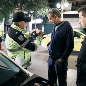 To βίντεο Μητσοτάκη στο TikTok από το μπλόκο της τροχαίας στη Σταδίου: Ευχαριστούμε τις γυναίκες και τους άνδρες της ΕΛΑΣ, κυριολεκτικά σώζουν ζωές