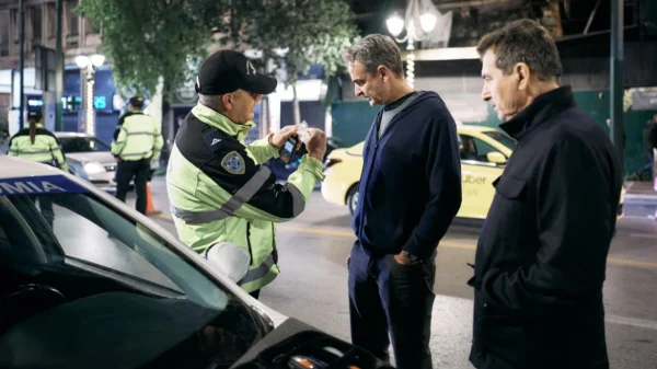 To βίντεο Μητσοτάκη στο TikTok από το μπλόκο της τροχαίας στη Σταδίου: Ευχαριστούμε τις γυναίκες και τους άνδρες της ΕΛΑΣ, κυριολεκτικά σώζουν ζωές