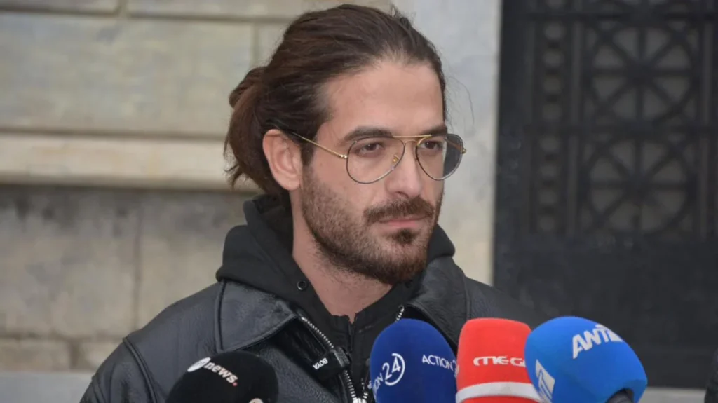 Ελεύθερος ο Μουγκοπέτρος μετά τη μήνυση της συζύγου του για ενδοοικογενειακή απειλή: «Σέβομαι τα παιδιά μου δεν θα πω τίποτα για τη μητέρα τους», δήλωσε (βίντεο)