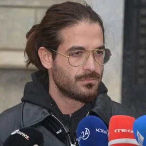 Ελεύθερος ο Μουγκοπέτρος μετά τη μήνυση της συζύγου του για ενδοοικογενειακή απειλή: «Σέβομαι τα παιδιά μου δεν θα πω τίποτα για τη μητέρα τους», δήλωσε (βίντεο)