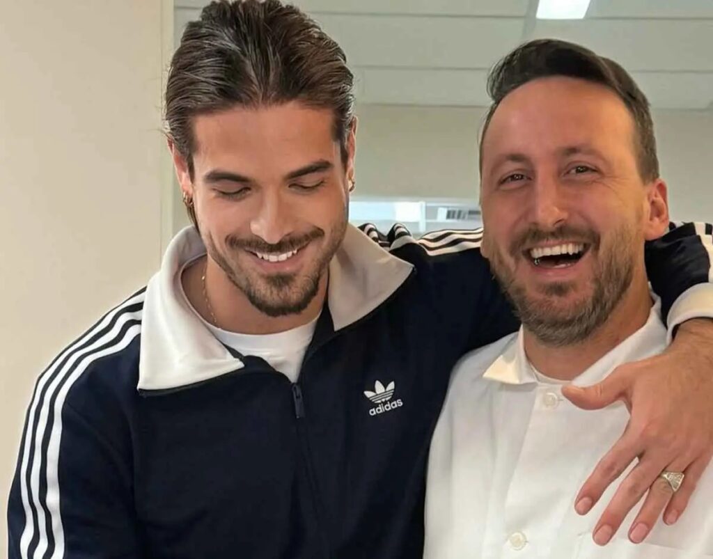 Άρης Μουγκοπέτρος: Δείχνει για πρώτη φορά τα δύο πρόσθετα δάχτυλα μετά τον ακρωτηριασμό του (Φωτογραφίες)