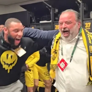 ΑΕΚ: O Ηλιόπουλος ανακοίνωσε πριμ 500.000 ευρώ στα αποδυτήρια της Ένωσης και πήδηξε πάνω στον Μουκουντί –  Δείτε βίντεο