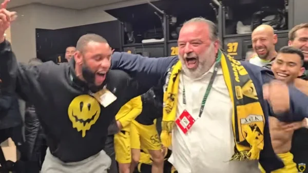 ΑΕΚ: O Ηλιόπουλος ανακοίνωσε πριμ 500.000 ευρώ στα αποδυτήρια της Ένωσης και πήδηξε πάνω στον Μουκουντί –  Δείτε βίντεο