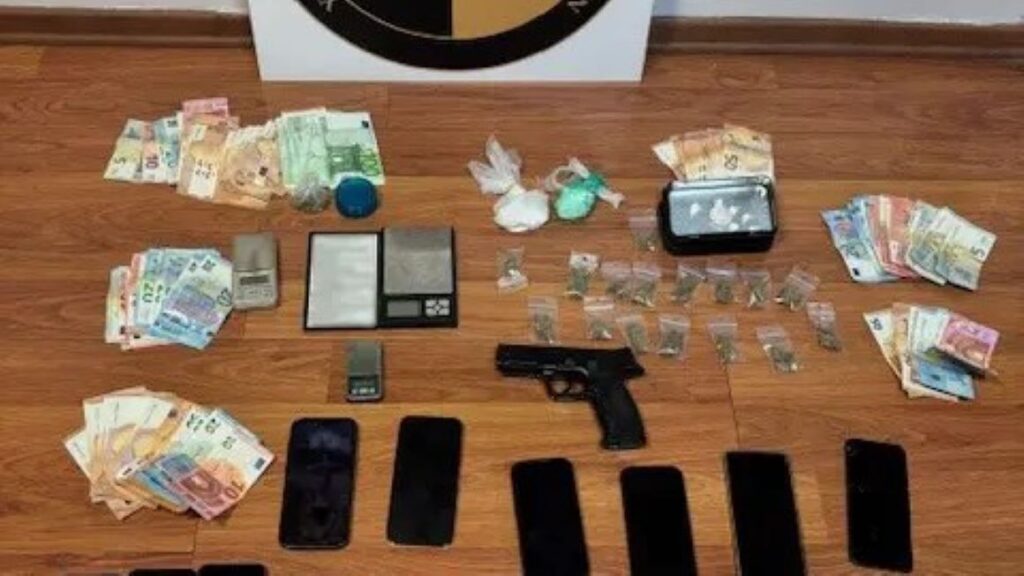 Κύκλωμα διακίνησης ναρκωτικών: Ανήλικοι μαθητές πουλούσαν κοκαίνη και χασίς σε σχολεία και γήπεδα – Βασανιστήρια για όσους δεν υπάκουαν εντολές – 12 συλλήψεις (βίντεο από την έφοδο της ΕΛΑΣ)