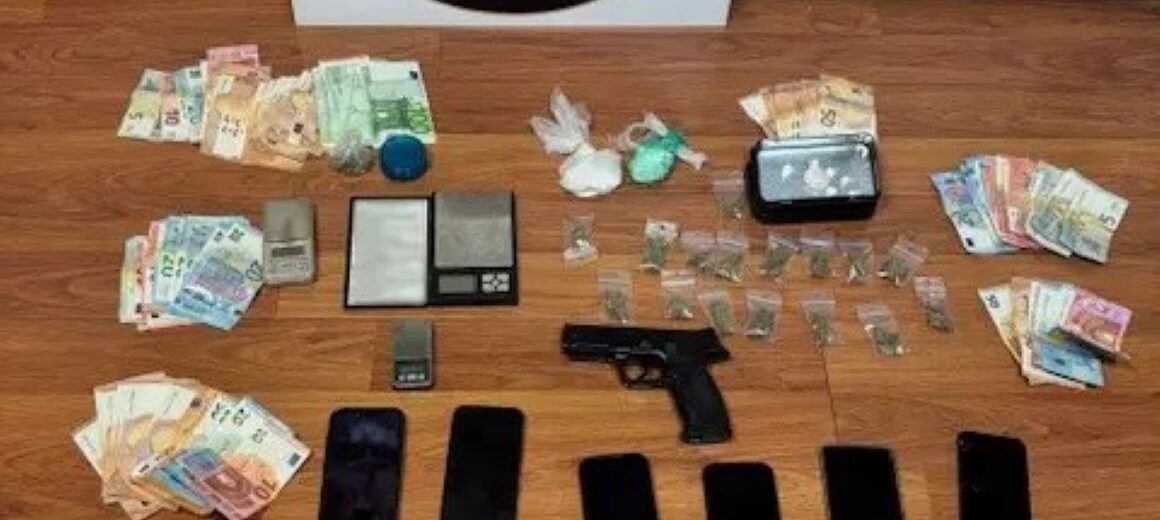 Κύκλωμα διακίνησης ναρκωτικών: Ανήλικοι μαθητές πουλούσαν κοκαίνη και χασίς σε σχολεία και γήπεδα – Βασανιστήρια για όσους δεν υπάκουαν εντολές – 12 συλλήψεις (βίντεο από την έφοδο της ΕΛΑΣ)