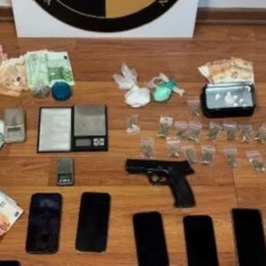 Κύκλωμα διακίνησης ναρκωτικών: Ανήλικοι μαθητές πουλούσαν κοκαίνη και χασίς σε σχολεία και γήπεδα – Βασανιστήρια για όσους δεν υπάκουαν εντολές – 12 συλλήψεις (βίντεο από την έφοδο της ΕΛΑΣ)