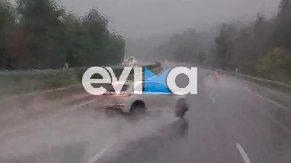 Βίντεο από τη στιγμή που οδηγός χάνει τον έλεγχο λόγω βροχής και πέφτει πάνω στις μπάρες της Εθνικής Αθηνών